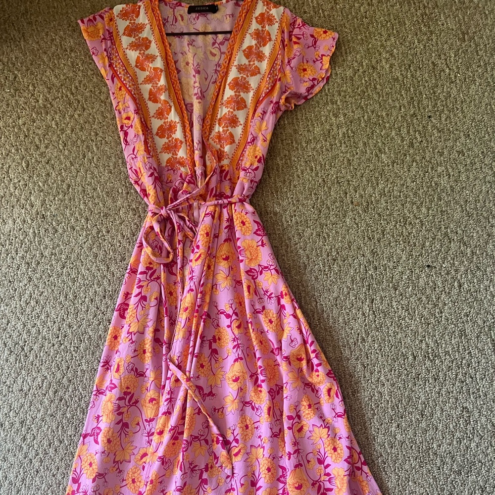 Summer dress size medium ! Adjustable